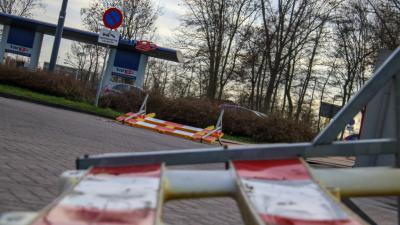 Harde wind blaast wegafzetting om