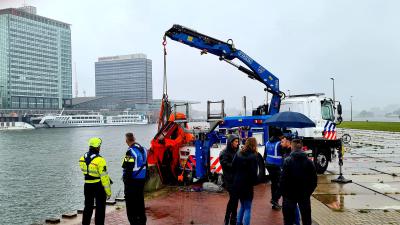 Politie haalt Ferrari uit het IJ