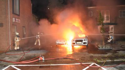 Auto's in brand voor woning René Karst