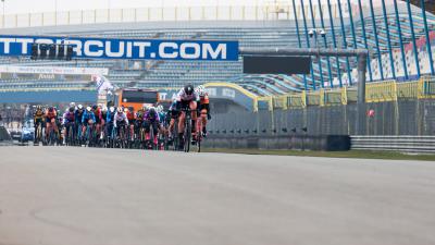 Wielrenners op het TT Circuit