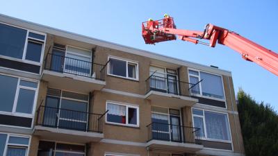 Brokstukken van balkons vallen naar beneden