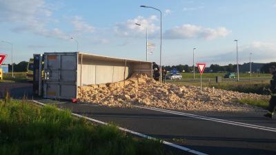 Vrachtwagen met veevoer gekanteld in Veendam
