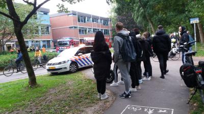Leerlingen kijken toe hoe brandweer bezig is
