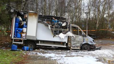 Bestelwagen met drugsafval in brand op carpoolplaats in Best