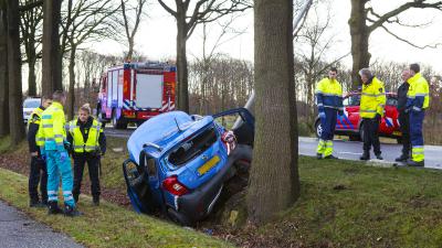  Vrouw botst met auto tegen lantaarnpalen en boom