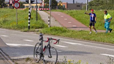 Wielrenners gewond na val over spoorrail