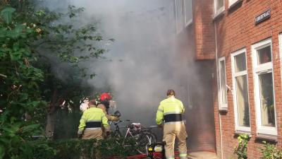brandweer bestrijdt brand in woning