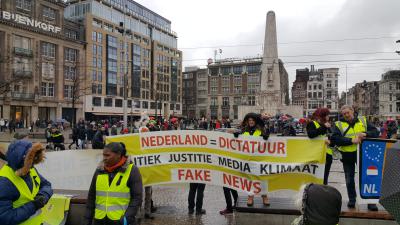 Demonstratie 'Gele Hesjes' op de Dam in Amsterdam
