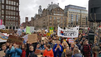 Klimaatspijbelaars verzameling zich op de Dam