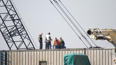 Verwarde man van dak bedrijf gehaald