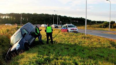 Auto naast de weg in Gieten