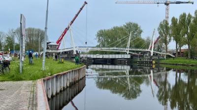 Takelwerkzaamheden bij Gerrit Krolbrug