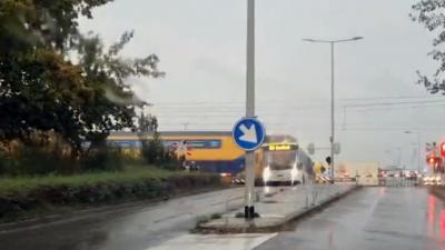 Trein rijdt dwars door bus