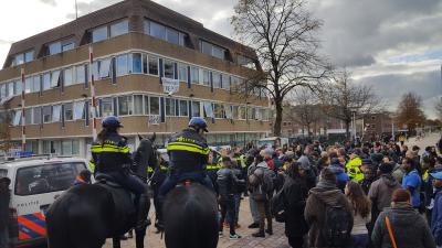 Uitgeprocedeerde asielzoekers uit kraakpand gehaald