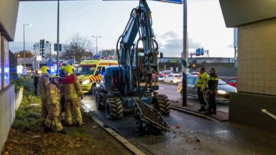 Graafmachine botst tegen viaduct in Schiedam