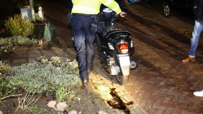Vrouw met scooter hard onderuit