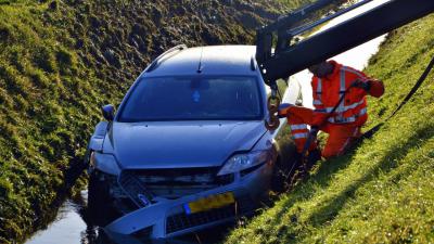 Automobilist belandt met auto in de sloot op de N33 bij Noordbroek