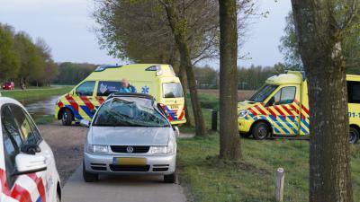 Auto over de kop bij ongeval 