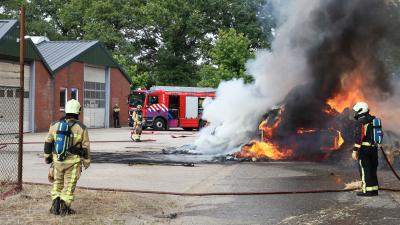 Aanhanger met strobalen in brand