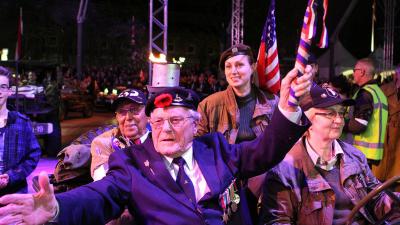 Oorlogshelden onthaald met groot defilé in Eindhoven