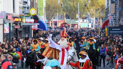 Sint krijgt warm onthaal in Amsterdam
