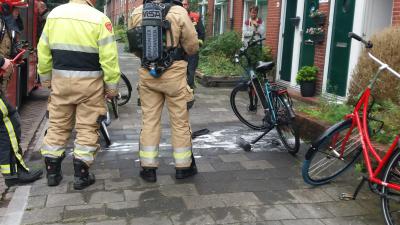 Brandweer koelt accu van fiets