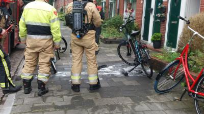 Brandweer koelt accu van fiets