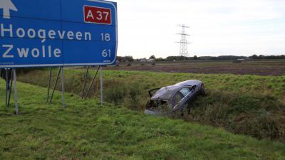 Auto in greppel langs A37