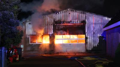 Loods volledig in brand