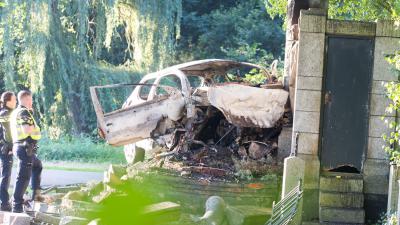 Auto tegen het Scholte monument