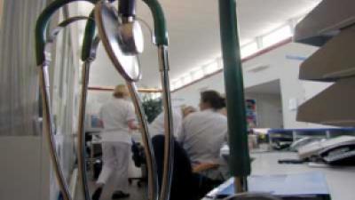 Kim Kötter naar ziekenhuis vanwege veel te vroeg gebroken vliezen 