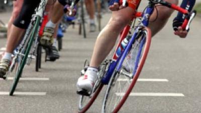 Maak gebruik van een fietsbel om te laten horen dat je in wilt halen. Dat wordt door andere fietsers prettiger ervaren dan wanneer je schreeuwt. 