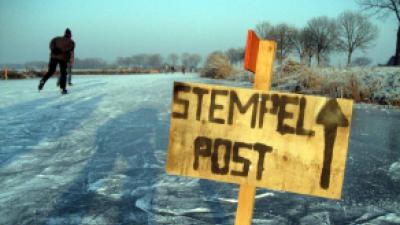 Eerste schaatsers op natuurijs in Friesland