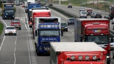 Foto van vrachtwagens op snelweg | Archief FBF.nl