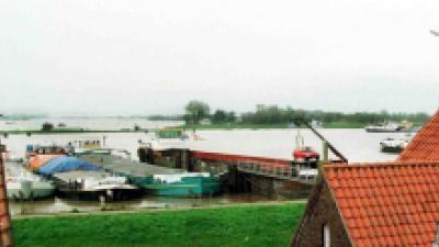 Waterstanden in de Rijn stijgen door hevige regenval in Duitsland