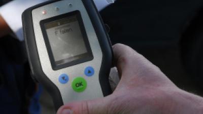 Dronken automobilist rijdt rond met baby