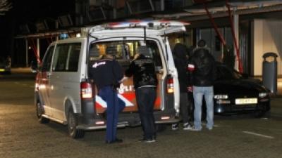 Foto van agenten bij auto | Archief FBF.nl