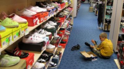 Vrouw brengt gestolen schoenen terug naar winkel