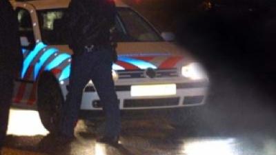 Foto van politieagent bij politieauto | Archief FBF.nl