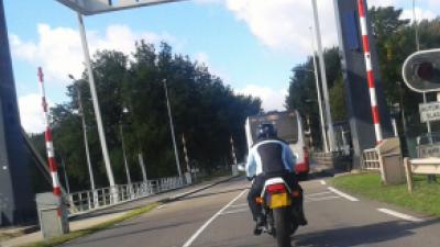 Automobilisten let op, de motorrijders gaan weer de weg op!