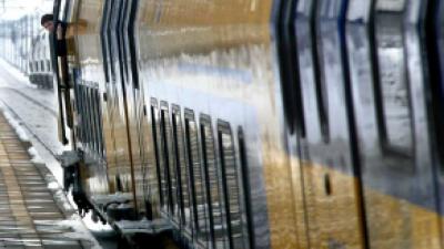 Bejaarde vrouw (75) staat in de weg en wordt van perron geduwd