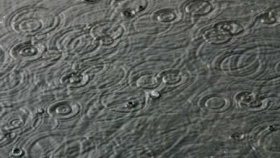 Drukke ochtendspits door regenval