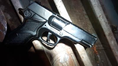 in beslag genomen nepwapen