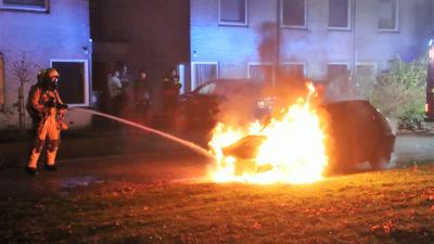 Brandweer blust autobrand