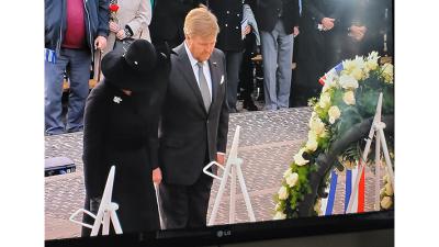 Koning en Koningin leggen krans op de Dam