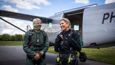 Koningin Máxima maakt parachutesprong met commando