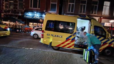 ambulancepersoneel ontfermt zich over slachtoffer