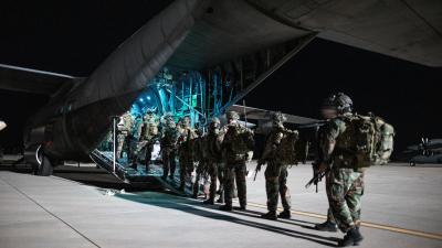 Militairen begeleiden evacuatie