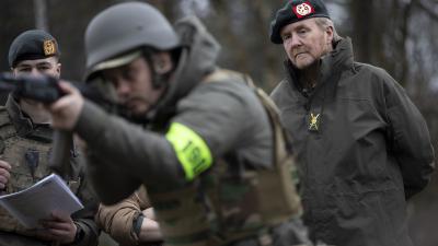 Koning bekijkt schietoefening