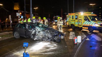 Auto klapt frontaal op verkeerspaal